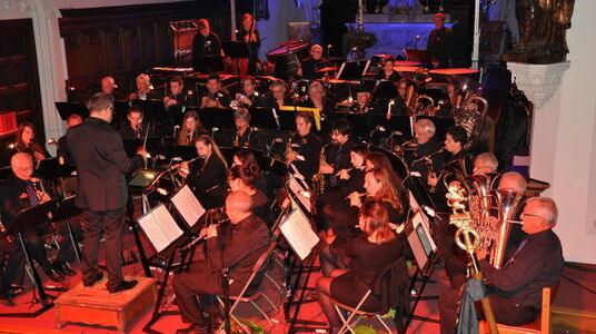 harmonieorkest speelt in een kerk