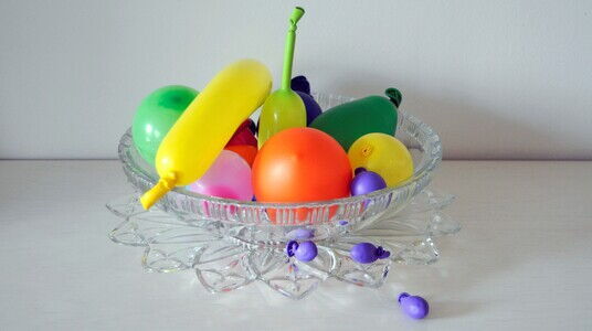 kunstwerk: foto van een glazen fruitschaal met ballonnen in de vorm en kleuren van fruit.