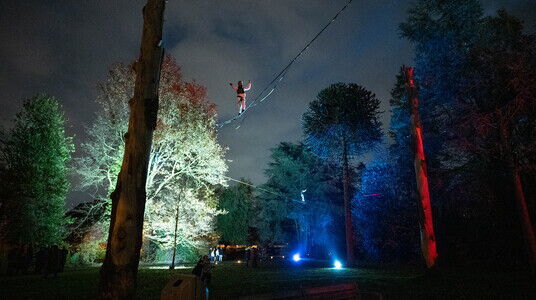 twee koorddansers in openlucht 'savonds